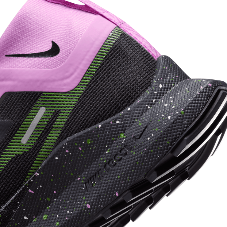 Nike Pegasus Trail 4 GORE-TEX Black Light Magenta Angle 1