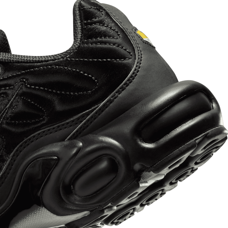 Nike Air Max Plus Black Anthracite Angle 5