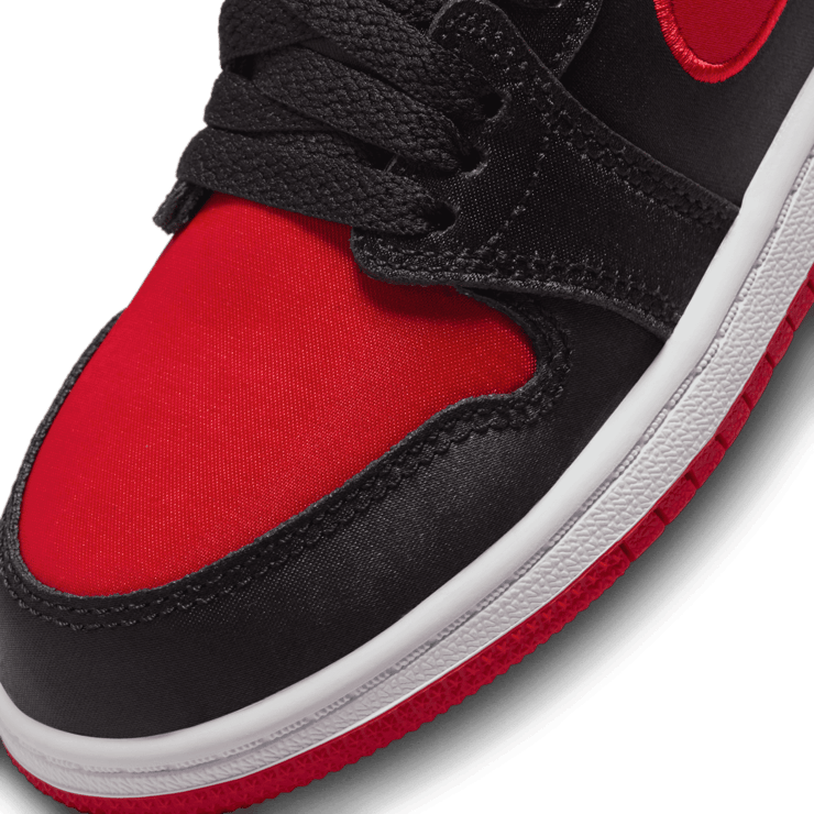 Air Jordan 1 Retro High OG Satin Bred (PS) Angle 4