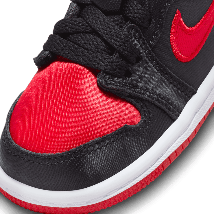 Air Jordan 1 Retro High OG Satin Bred (TD) Angle 4