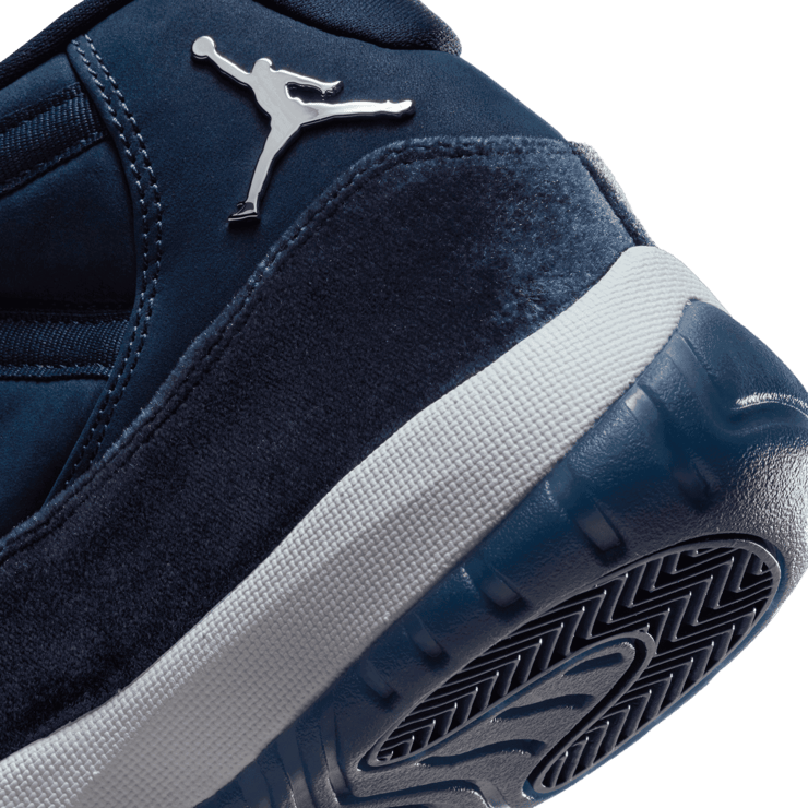 Air Jordan 11 Midnight Navy (W) Angle 4