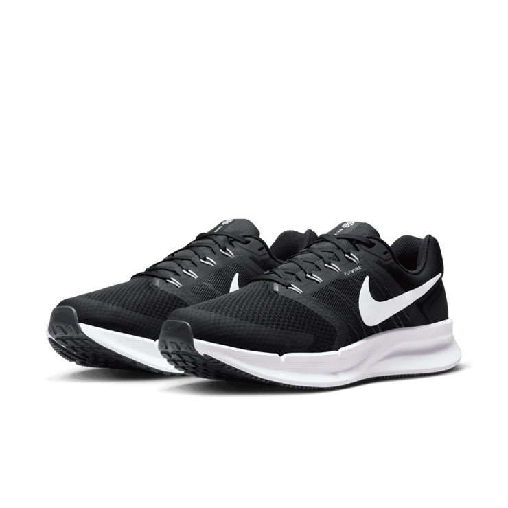 Nike Run Swift 3 'Black White' Angle 2