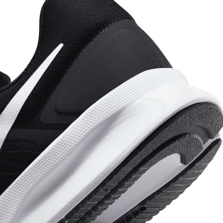 Nike Run Swift 3 'Black White' Angle 5