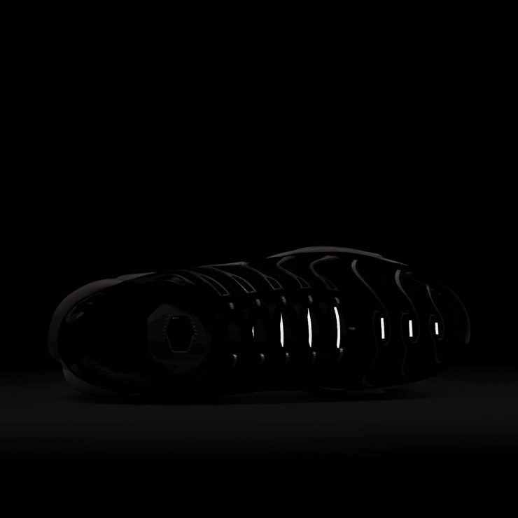 Nike Air Max Plus 'Black University Red' Angle 6