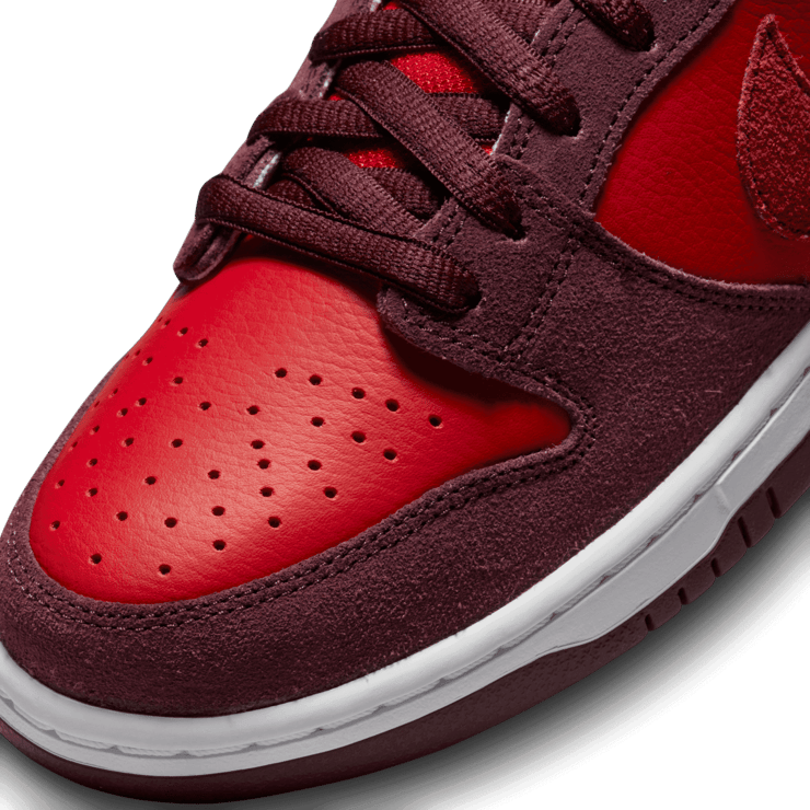Nike SB Dunk Low Cherry Angle 4