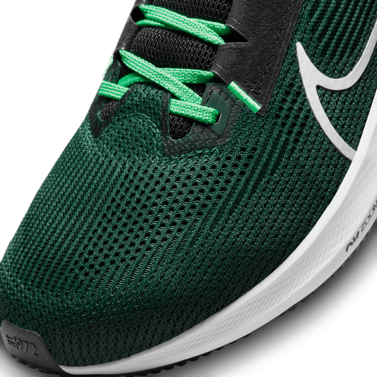 Nike Air Zoom Pegasus 40 'Liverpool FC' Angle 5