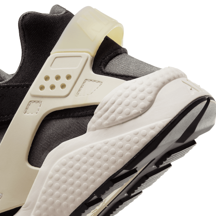 Nike Air Huarache 'Anthracite Summit White' Angle 6