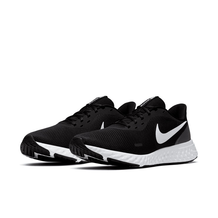 Nike Revolution 5 'Black White' Angle 3