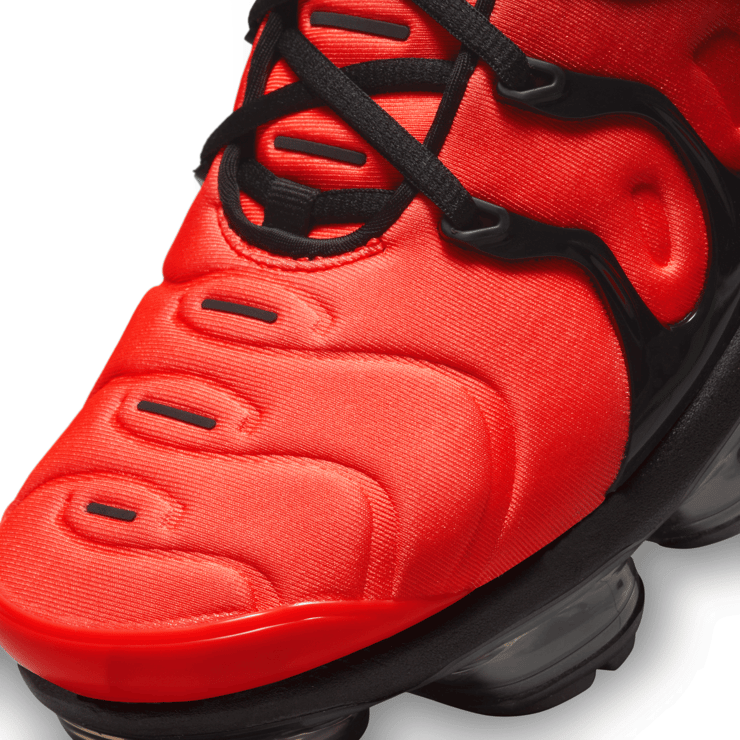 Nike Air VaporMax Plus 'Black Crimson Gradient' Angle 5