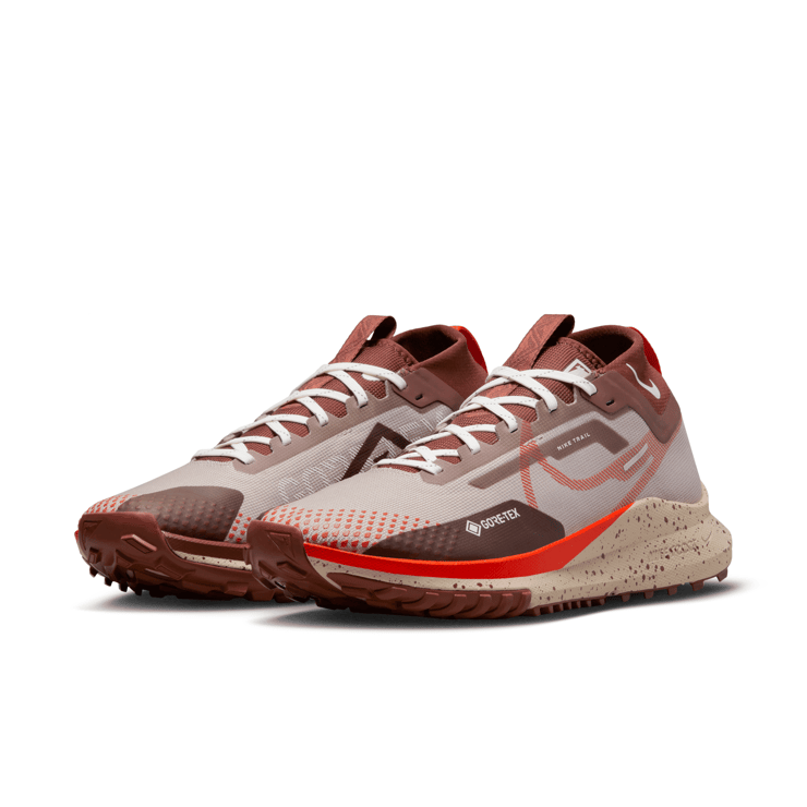 Nike React Pegasus Trail 4 GORE-TEX 'Diffused Taupe Picante Red' Angle 3