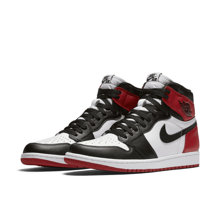 Air Jordan 1 Retro High OG Black Toe (2016) Angle 2