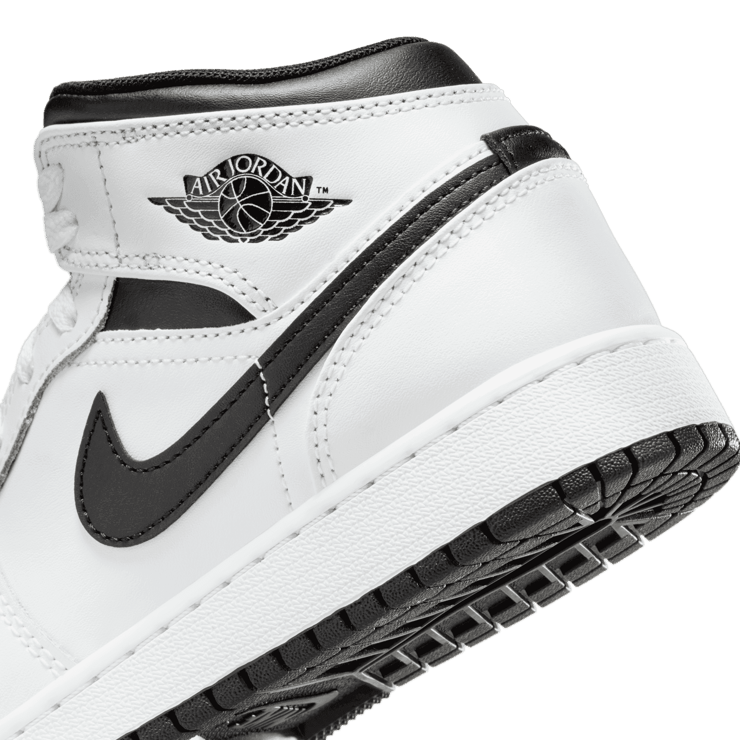 Air Jordan 1 Mid White Black (GS) Angle 5