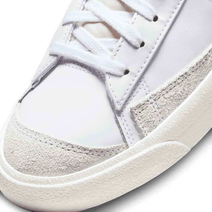 Nike Blazer Mid '77 Vintage 'White Team Red' Angle 4