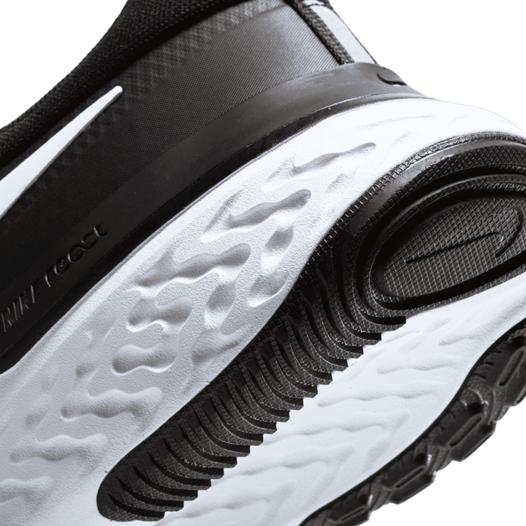 Nike React Miler 'Black' Angle 5