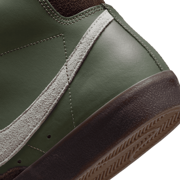 Nike Blazer Mid '77 Vintage 'Army Olive' Angle 5