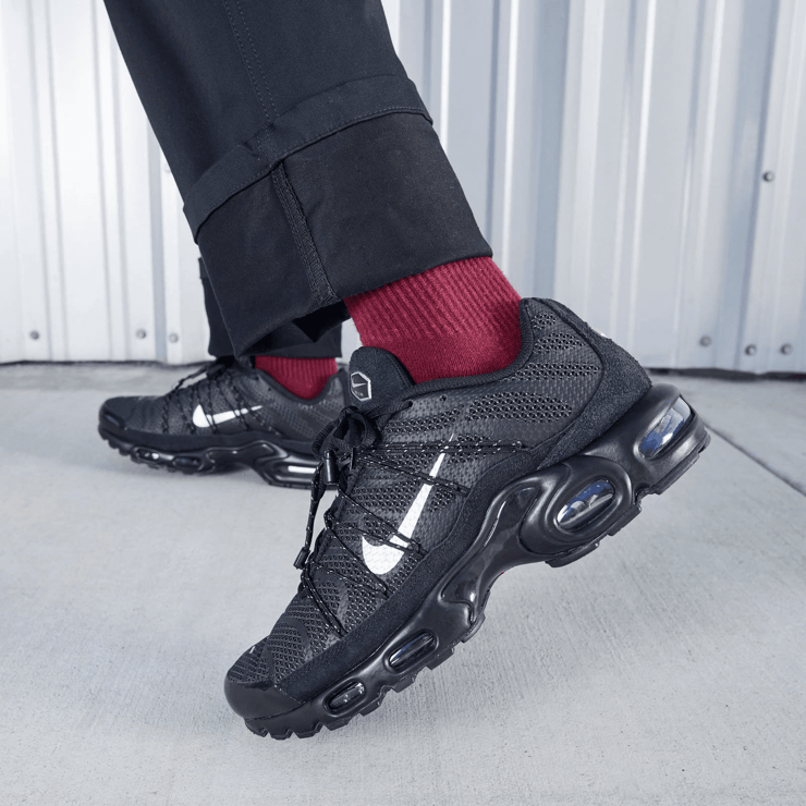 Nike Air Max Plus Utility 'Black Metallic Silver' Angle 12