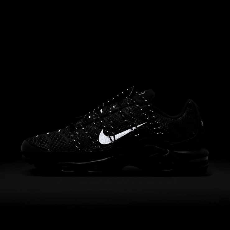 Nike Air Max Plus Utility 'Black Metallic Silver' Angle 9