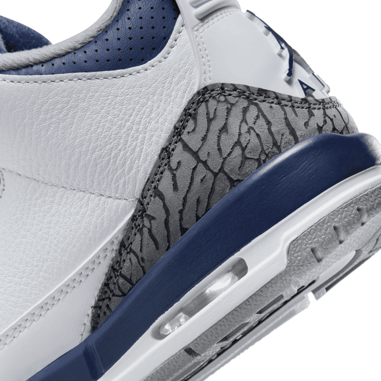 Air Jordan 3 Retro White Midnight Navy (GS) Angle 4