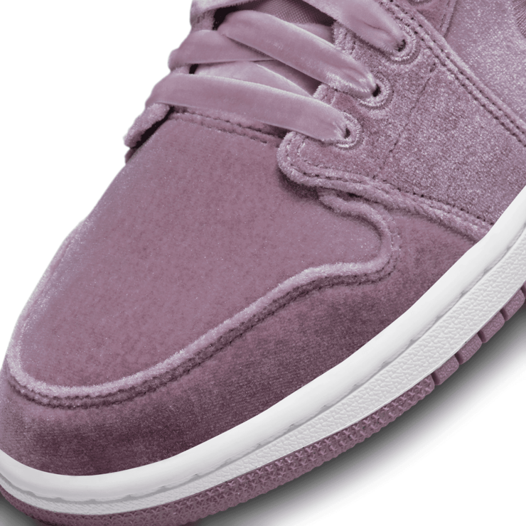 Jordan 1 Mid SE Purple Velvet (W) Angle 5
