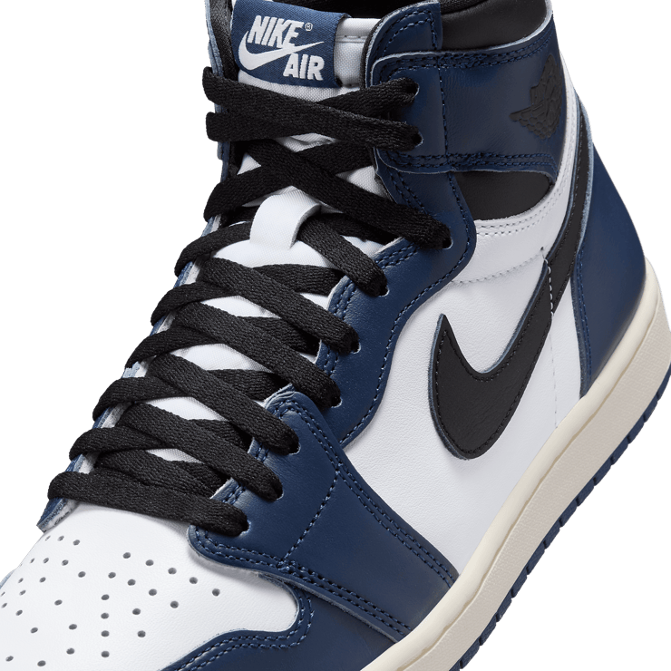 Air Jordan 1 Retro High OG Midnight Navy Angle 4