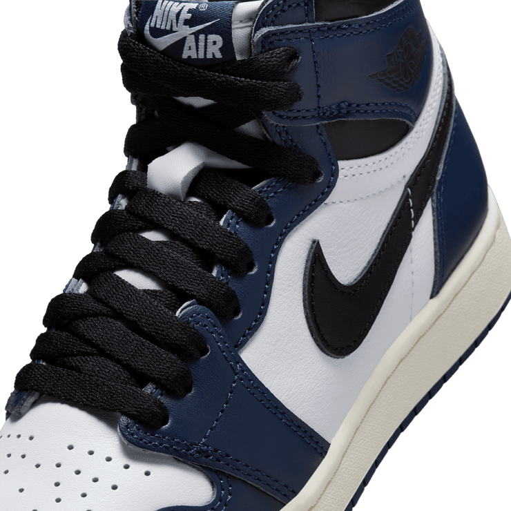 Air Jordan 1 Retro High OG Midnight Navy (GS) Angle 4