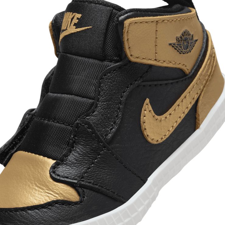 Air Jordan 1 Retro High OG Black Metallic Gold (CB) Angle 4