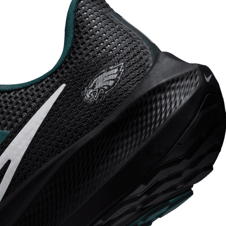 Nike Pegasus 40 (NFL Philadelphia Eagles) Road Angle 5