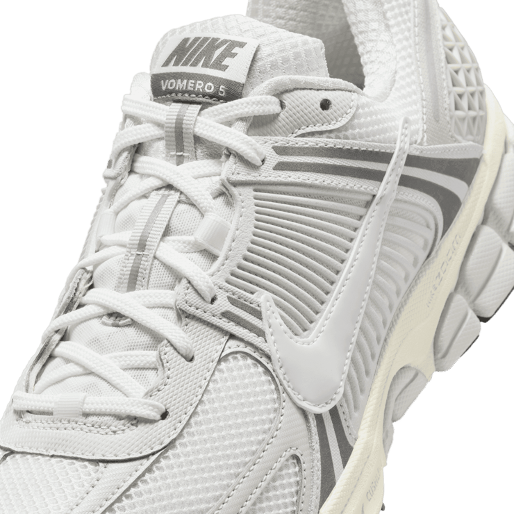 Nike Zoom Vomero 5 Platinum Tint Angle 4