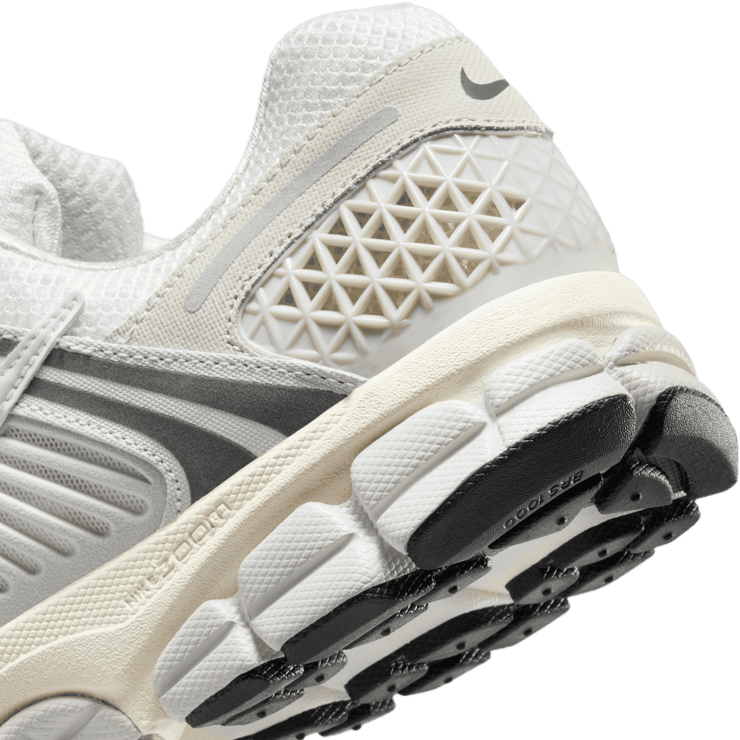 Nike Zoom Vomero 5 Platinum Tint Angle 5