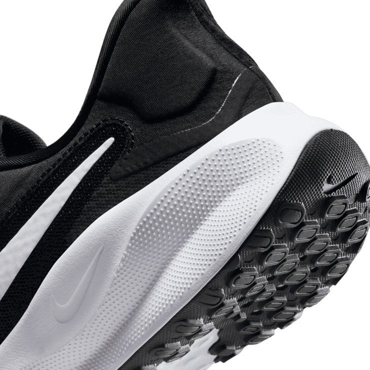 Nike Revolution 7 EasyOn 'Black White' Angle 6