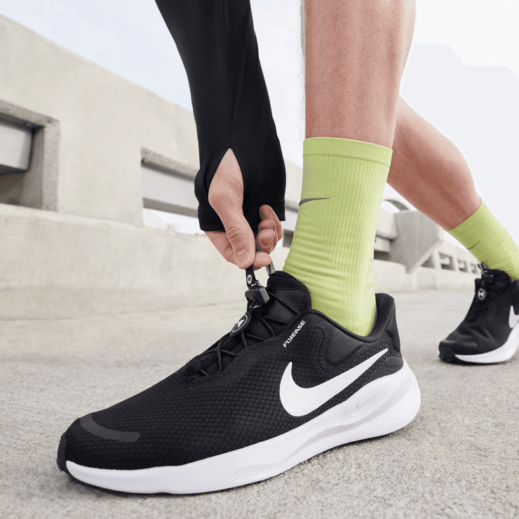 Nike Revolution 7 EasyOn 'Black White' Angle 8