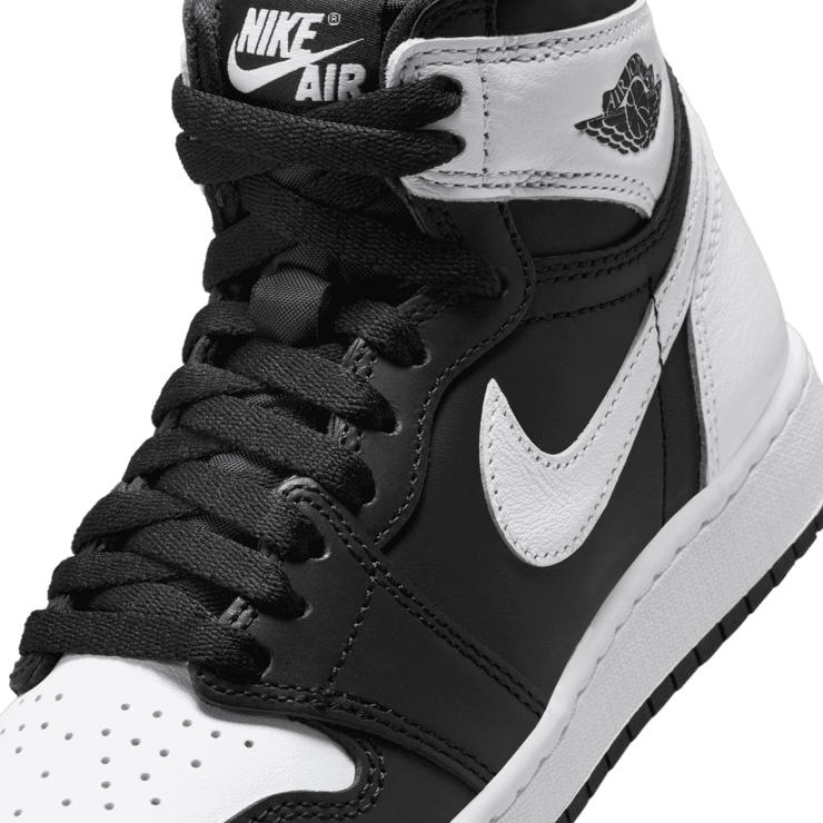 Air Jordan 1 Retro High OG Black White (GS) Angle 4