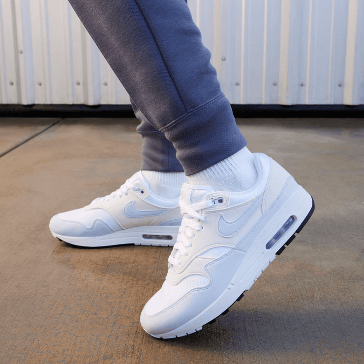 Nik Air Max 1 Football Grey (W) Angle 0