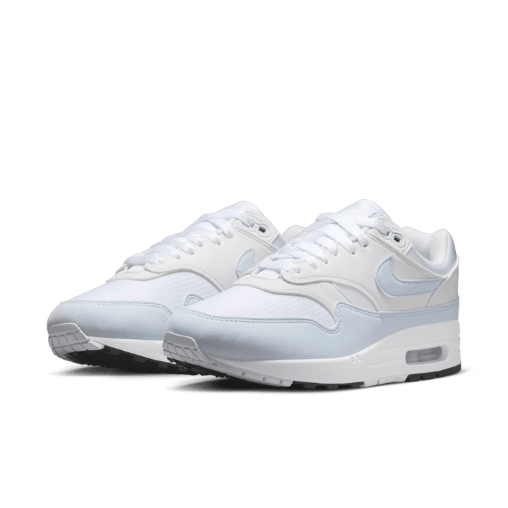Nik Air Max 1 Football Grey (W) Angle 3
