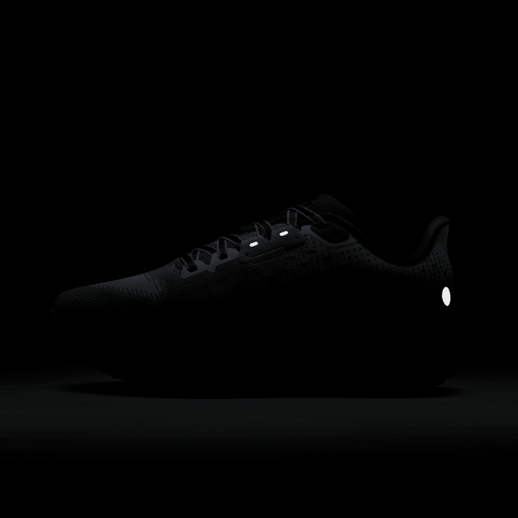 Nike Vomero 17 Road (Extra Wide) Angle 9