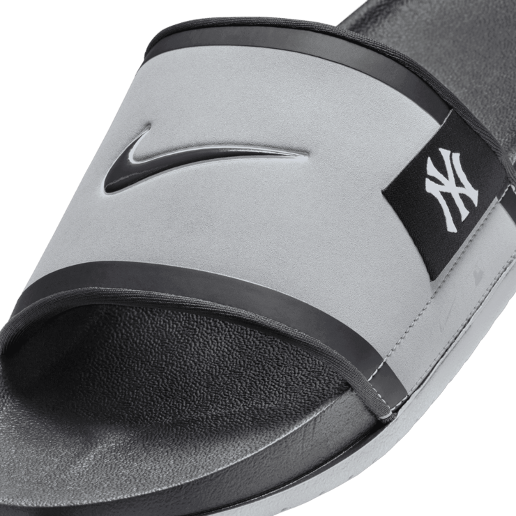 Nike Offcourt (New York Yankees) Offcourt Slides Angle 3
