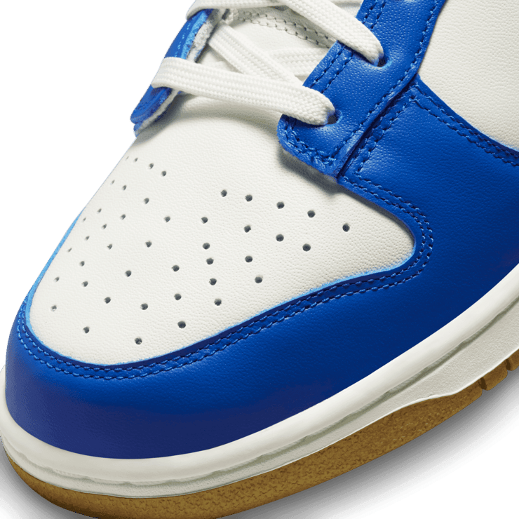 Nike Dunk Low Kansas City Royals (W) Angle 4