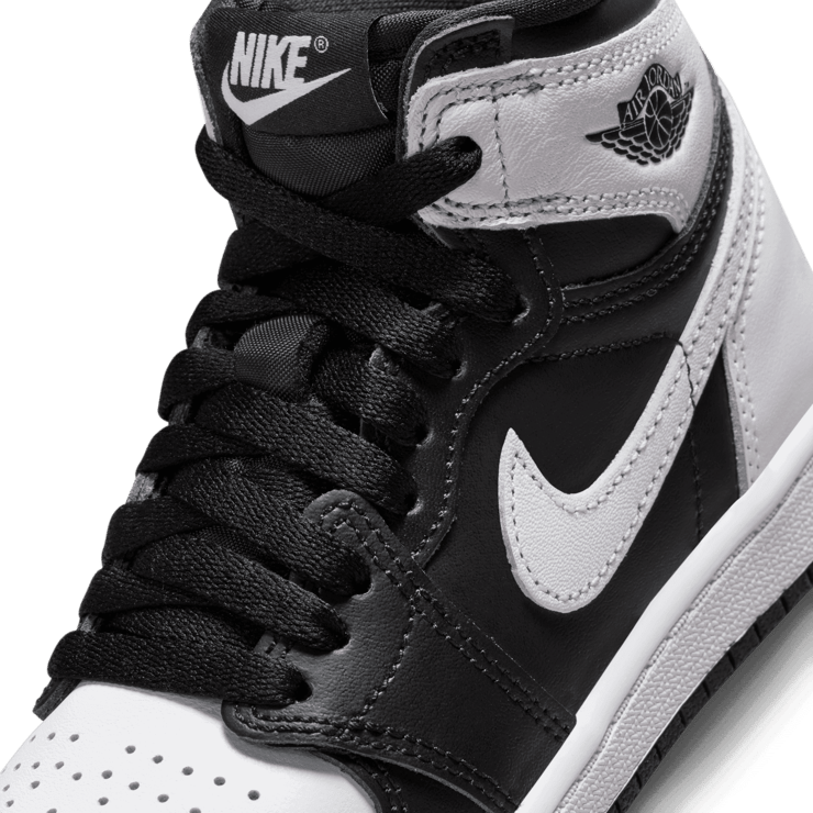 Air Jordan 1 Retro High OG Black White (PS) Angle 4