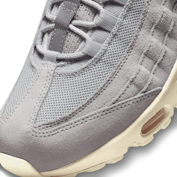 Nike Air Max 95 Grey Fog and Pink Foam Angle 4