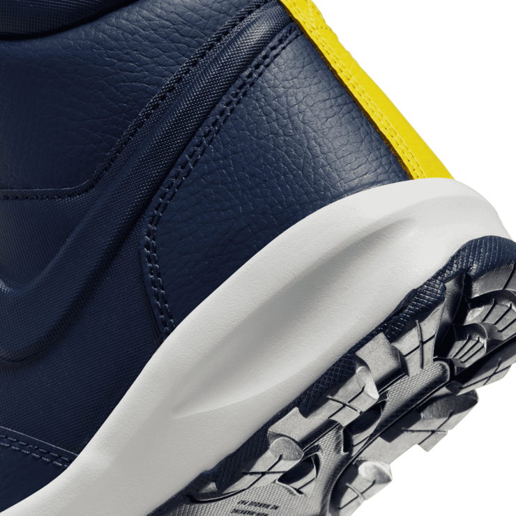 Nike Manoa LTR Big Kids' Boots Angle 5