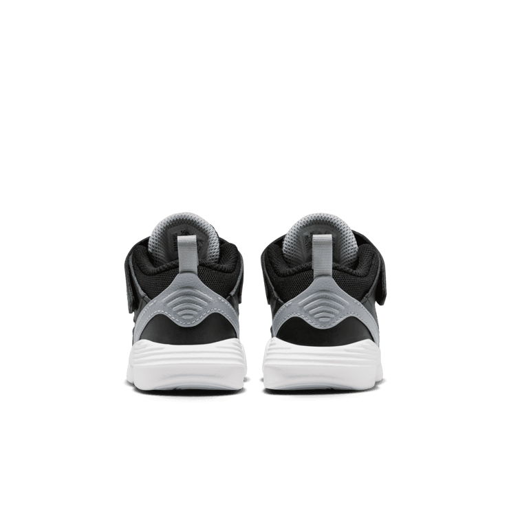 Jordan Max Aura 5 TD 'Black Metallic Gold' Angle 3