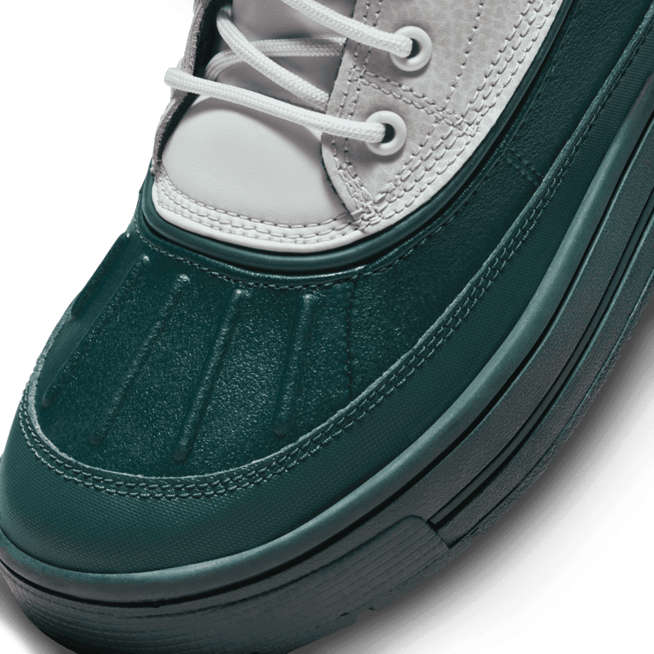 Nike Woodside 2 High ACG Big Kids' Boots Angle 4