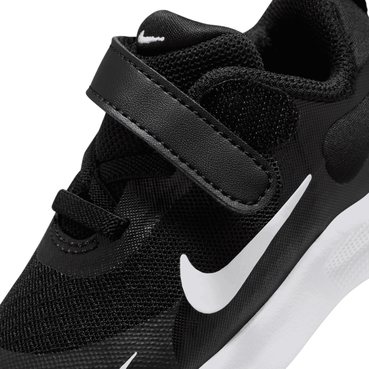 Nike Revolution 7 TD 'Black White' Angle 5