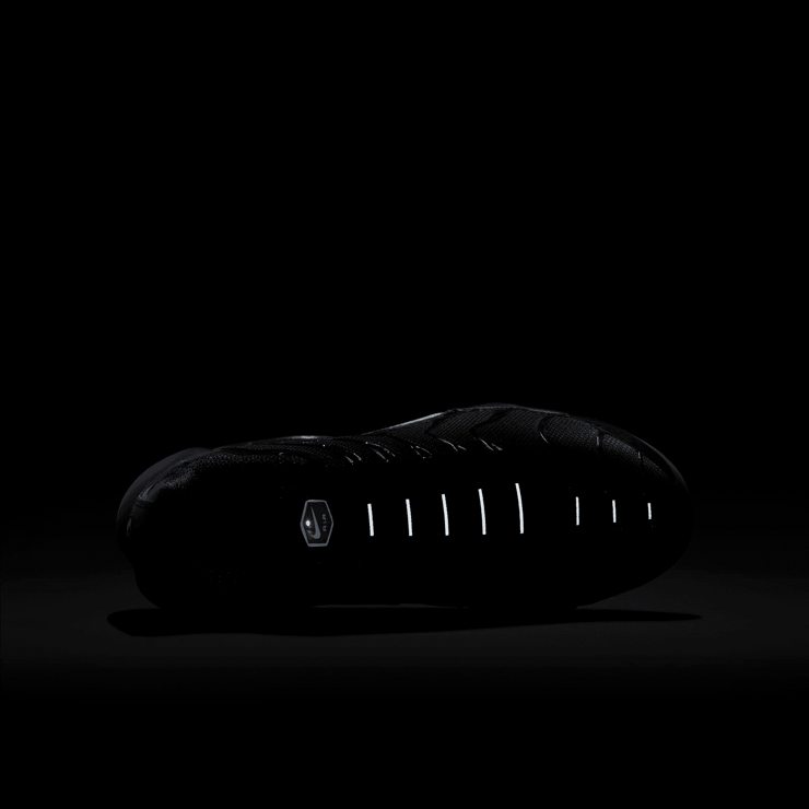 Nike Air Max Plus GS 'Triple Black' Angle 4