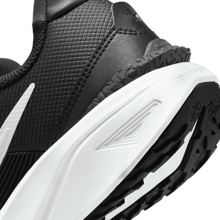 Nike Star Runner 4 GS 'Black White' Angle 3