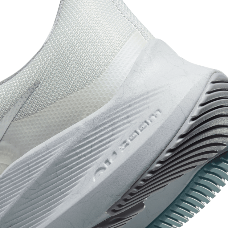 Nike Winflo 8 Premium Road Angle 6