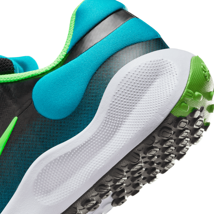 Nike Revolution 7 (GS) Angle 1