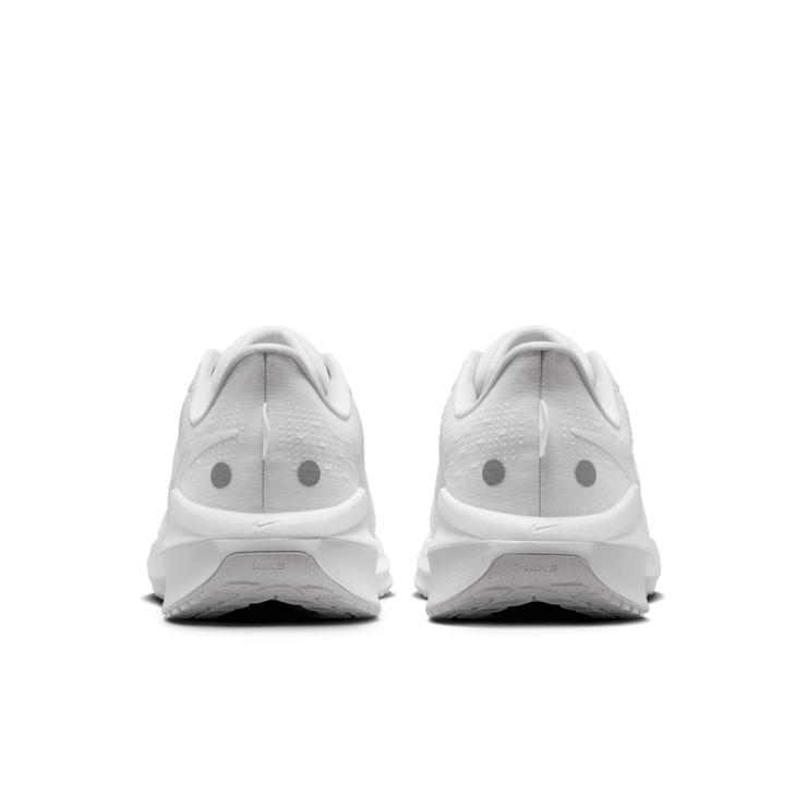 Nike Vomero 17 Road (Extra Wide) Angle 2