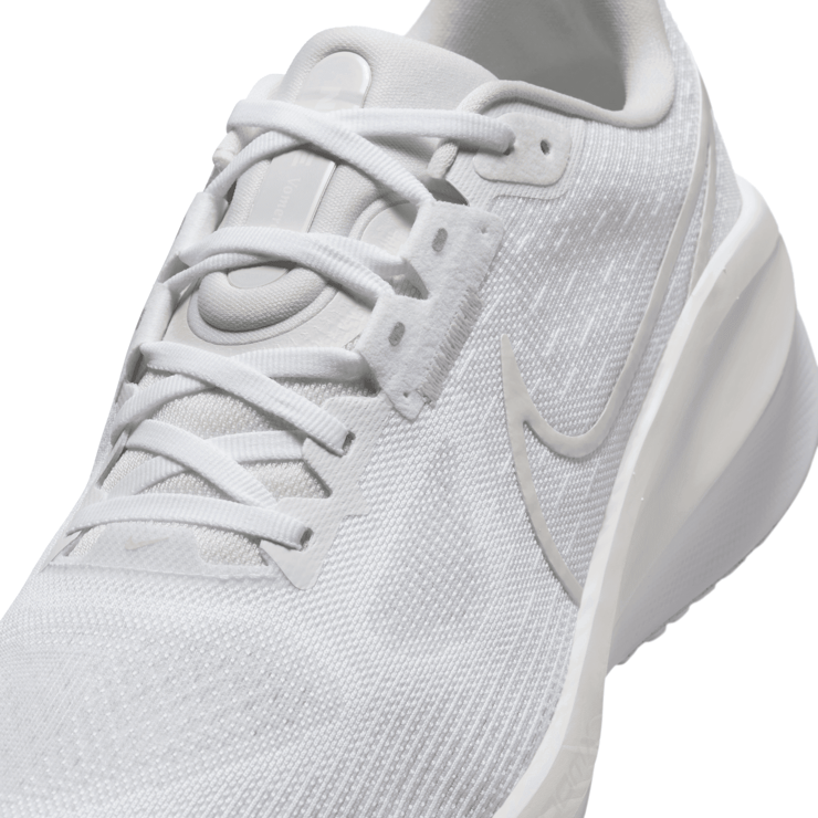 Nike Vomero 17 Road (Extra Wide) Angle 3