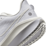 Nike Vomero 17 Road (Extra Wide) Angle 4